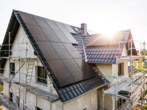 Maison en chantier avec panneaux solaires