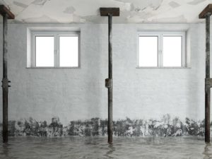 Fuite d'eau dans une cave de maison